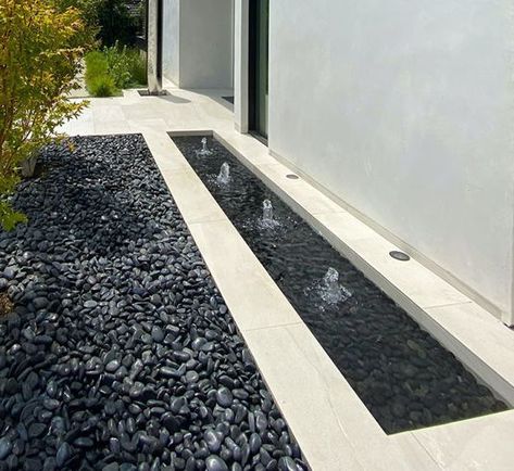 Pebbles in fountain and as surround Low Fountain Water Features, Modern Backyard Water Feature, Modern Fountain Ideas, Waterbody Landscape, Water Fountains Outdoor Front Yards, Entrance Fountain, Front Yard Fountain, Fish Ponds Backyard, Front Porch Landscape