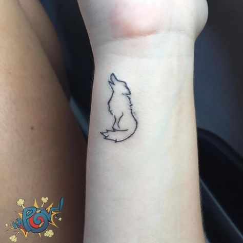 Simple Wolf Tattoo, Husky Tattoo, Wolf Tattoos For Women, Tattoos For Females, Small Wolf Tattoo, Wolf Tattoo Design, Inspiration Tattoos, Small Tattoos Simple, Tattoos For Black Skin