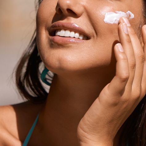 Should You Apply Sunscreen Before or After Moisturizer? Derms Weigh In - Allure Good Sunscreen For Face, Organic Sunscreen, Fitness Outfits, Yoga Outfits, Chemical Sunscreen, Best Sunscreens, Facial Moisturizers, Best Moisturizer, Moisturizer With Spf