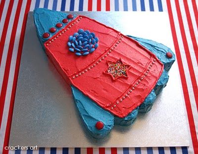 Little Sooti: {Real Parties} Space-Themed Birthday Rocketship Cupcake Cake, Rocket Pull Apart Cupcake Cake, Spaceship Cupcake Cake, Rocket Ship Cupcake Cake, Rocket Cupcake Cake, Rocketship Cupcakes, Space Cupcake Cake, Spaceship Birthday Cake, Rocketship Cake