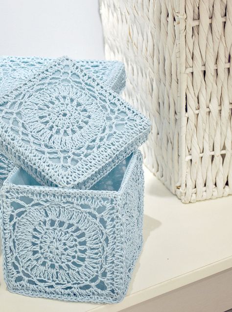 Vintage Bathroom #Crochet storage boxes. Crochet inspiration - great idea with many variations possible. Crocheted Baskets, Crochet Box, Crochet Storage, Vintage Storage, Crochet Basket, Crochet Squares, Crochet Home, Love Crochet, Granny Squares