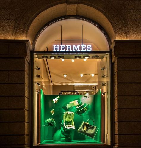 Harrods Window Display, Creative Window Display Ideas, Rooshad Shroff, Interpreting Dreams, Luxury Window Display, Hermes Window, Fashion Display, Window Display Retail, Summer Window