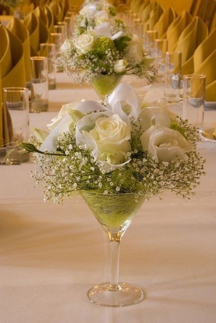 Rose Centerpieces Wedding, Unique Wedding Centerpieces, Summer Table Decorations, Elegant Wedding Centerpiece, Wholesale Flowers Wedding, Table Arrangements Wedding, White Roses Wedding, Babies Breath, Simple Centerpieces