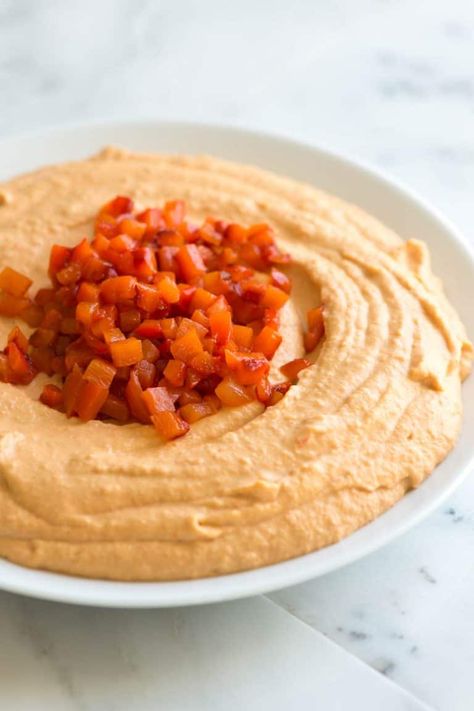 Easy roasted red pepper hummus recipe with sweet red bell peppers, chickpeas, garlic, and tahini. Hummus Ideas, Roasted Red Pepper Hummus Recipe, Red Pepper Hummus Recipe, Healthy Hummus, Hummus Recipes, Processor Recipes, Creamy Hummus, Cold Dips, Tahini Recipe