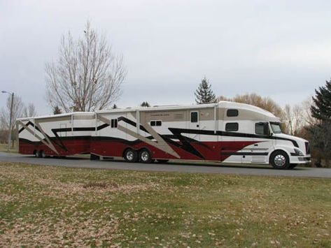 Volvo 780 Customized Coach, matching car and cargo hauling trailer, by Powerhouse Coaches. Custom Semi Trucks, Rv Motorhomes, Luxury Motorhomes, Luxury Rv, Custom Big Rigs, Motor Homes, Bus Camper, Motor Home, Rv Trailers