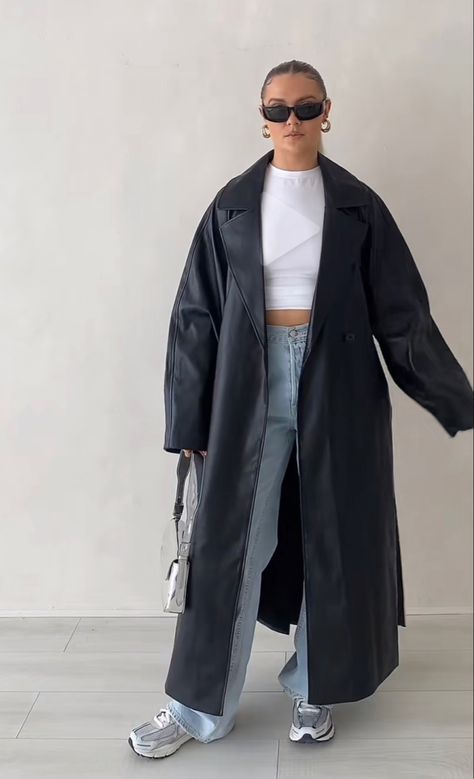 Trench Coat Leather Outfit, Rich 70s Fashion, Long Jackets Outfit, Trench Coat Outfit Ideas For Women, Outfit With Long Leather Jacket, Outfits With Long Leather Jackets, Black Leather Long Coat, Trench En Cuir Outfit, Belted Leather Jacket