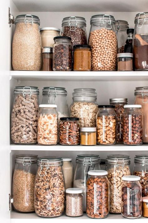 Toples Kaca, Vegan Pantry, Pantry Organisation, Kitchen Organization Pantry, Zero Waste Kitchen, Kitchen Organisation, Food Scraps, Home Organisation, Pantry Design