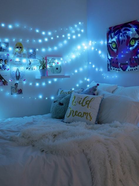 Blue Room Themes, Blue Fairy Lights, Light Blue Rooms, Reka Bentuk Bilik Tidur, Light Blue Bedroom, Blue Room Decor, Aesthetic Bedroom Ideas, Fairy Lights Bedroom, Aesthetic Room Ideas