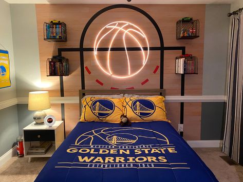 Bedroom Ideas Basketball Theme, Basketball Dorm Room Ideas, Nba Themed Bedroom, Basketball Room Design, Basketball Aesthetic Room Decor, Basketball Inspired Bedroom, Boys Bedroom Ideas Basketball Theme, Teen Basketball Bedroom, Basketball Bedroom Ideas Girl