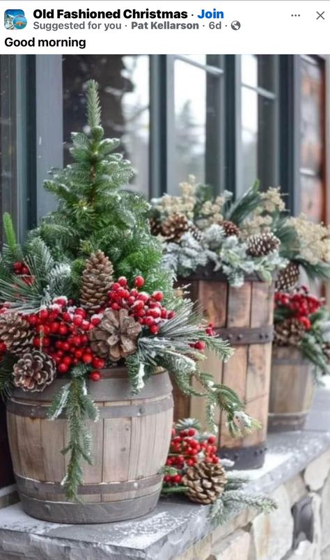 Farmhouse Christmas Yard Decor, Christmas Pergola, Natal Country, Christmas Planter, Outdoor Christmas Planters, Planters Diy, Planter Decor, Outside Christmas Decorations, Christmas Planters