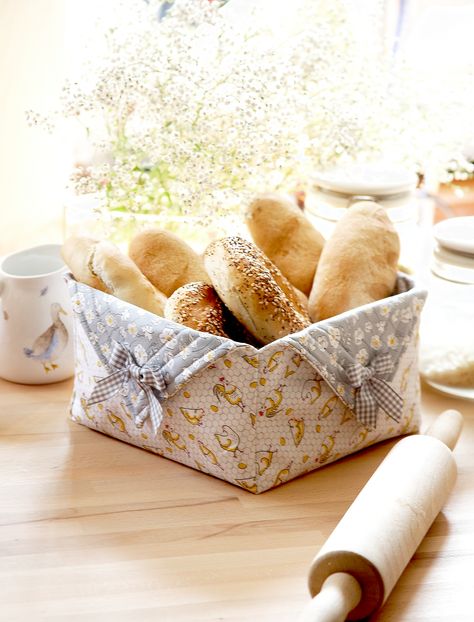 Bread Basket by Debbie Shore Debbie Shore, Diy Sy, Fat Quarter Projects, Beginner Sewing Projects Easy, Fabric Boxes, Craft Room Storage, Leftover Fabric, Bread Basket, Fabric Baskets