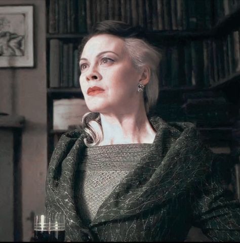 Narcissa Malfoy icon aesthetic Harry Potter Narcissa, Narcissa Malfoy, Walburga Black, Helen Mccrory, Malfoy Family, Harry Potter Oc, Black Sisters, Harry Potter Icons, Bellatrix Lestrange