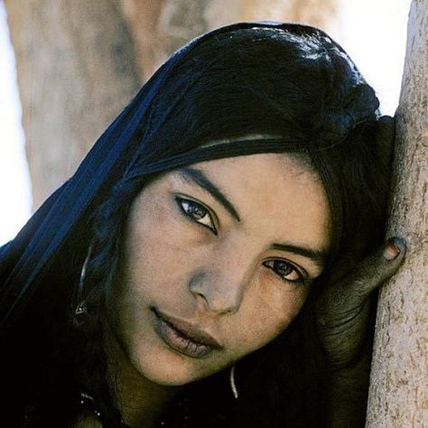 Tuareg Woman, Tuareg People, Blue Veil, African People, We Are The World, World Photography, People Of The World, African Culture, World Cultures