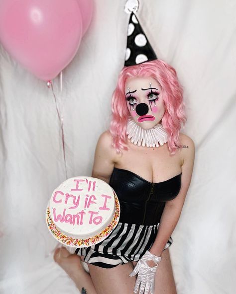 ITS MY BIRTHDAY, i’ll cry if i want to🎈🎂🤡 actually crying though, because i just pulled out my first gray hair...this is late 20’s.… Pink Themed Photoshoot, Clown Theme, Clown Costume Women, Cute Clown Makeup, Venus Palette, Birthday Clown, Clown Halloween Costumes, Clown Girl, Female Clown