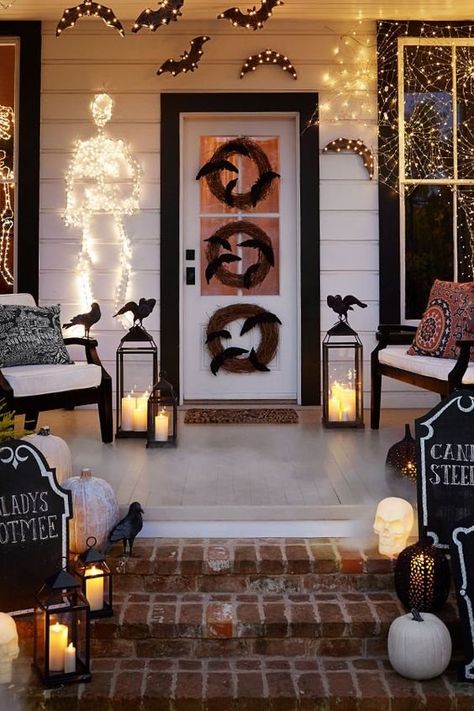 Outside Halloween Decorations, Fun Diy Halloween Decorations, Scary Halloween Decorations Outdoor, Nail Art Halloween, Halloween Front Doors, Halloween Front Porch Decor, Diy Halloween Wreath, Halloween Porch Decorations, Halloween Front Porch