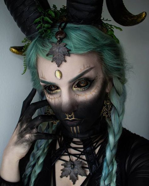 Capricorn ♑ I'm finally starting a new makeup series today 😁🙌 ✨Zodiac✨ What's your zodiac sign? And do you think it fits your personality… Demon Makeup, Teknik Makeup, Fantasy Make-up, Halloweenský Makeup, Halloween Make-up Looks, Horror Make-up, Witch Makeup, Halloween Makeup Scary, Horror Makeup