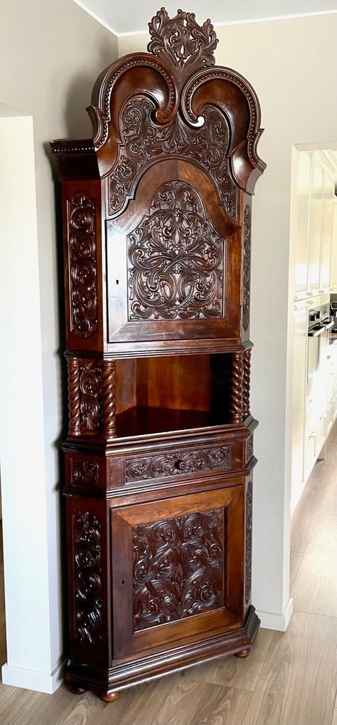 This is an exquisite antique corner cabinet with intricate carvings from Orkdal!  Embrace the timeless elegance of this carefully crafted piece, adding a touch of sophistication to any space.  Handcrafted with love, this stunning cabinet features detailed carvings that showcase the rich cultural heritage of Orkdal / Norway.  From its ornate acantus motifs to its gracefully curved silhouette, every inch of this cabinet tells a story of fine craftsmanship. With its spacious interior and convenient Antique Corner Cabinet, Vintage Home Decor Antiques, Victorian Antiques, Antique Oak Furniture, Fine Antique Furniture, Corner Furniture, Vintage Cabinet, Unique Furniture Pieces, China Cabinets