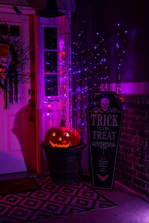 Halloween Function, American Halloween, Creepy Halloween Party, Apartment Halloween, Neon Halloween, House Party Decorations, Halloween House Party, Halloween Front Porch, Halloween Porch