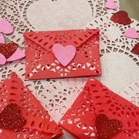 Crafting with Char 🎨 on Instagram: "Day 2- DIY Candy Envelopes💌: All items from @dollartree You’ll need A pack or heart shaped doilies, heart stickers and candy. #dollartreefinds #dollartreecommunity #valentinescrafts #craft #momsofinstagram #valentinegifts #westchestermoms #dollartreediy" Heart Doilies Valentines Day, Candy Holder Diy, Valentine Banquet, Cute Valentine Ideas, Valentines Envelopes, Valentines Day Baskets, Heart Envelope, Doilies Crafts, Heart Shaped Valentines