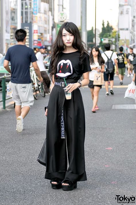 moda japonesa vampiresa Japan Street Fashion, Mode Harajuku, Japan Fashion Street, Harajuku Girls, Hipster Grunge, Tokyo Street Style, Asian Street Style, Tokyo Fashion, Looks Black