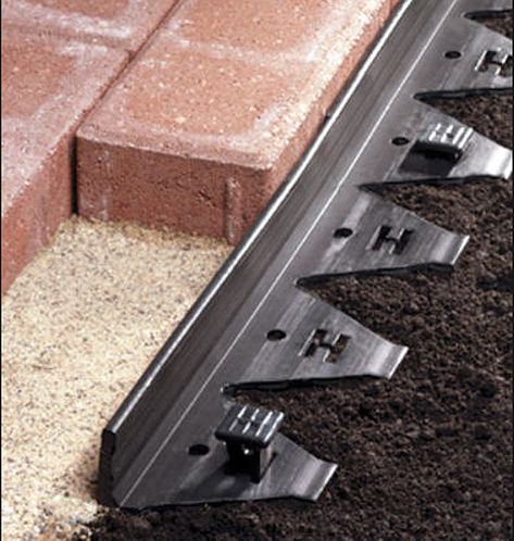 Achieve a professional look with Strol Pavemaster – a robust, adaptable paver edging perfect for both curved and straight landscapes. Concrete Edging, Diy Backyard Patio, Landscaping Retaining Walls, Landscape Edging, Diy Backyard Landscaping, Brick Patios, Diy Outdoor Kitchen, Backyard Living, Paver Patio