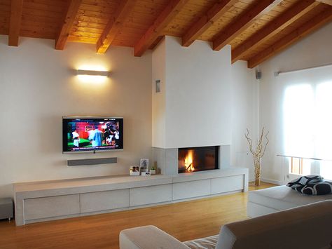 Caminetto Moderno A Parete Parzialmente Incassato Corner Gas Fireplace, Dining Room Sofa, Corner Fireplace, Contemporary Living Spaces, Modern Fireplace, Living Room With Fireplace, Fireplace Design, Tv Room, Interior Design Trends