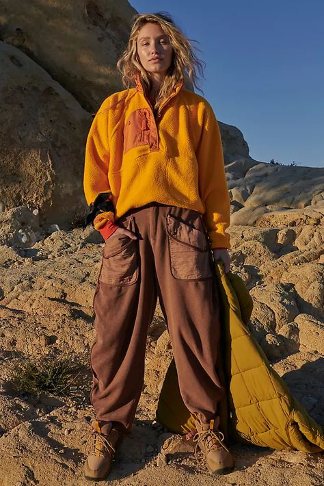 Free People Comfy Outfit, Cool Hiking Outfit, Granola Girl Clothes, Camping Style Clothes, Granola Fashion, Camping Fits, Traveling Clothes, Granola Girl Style, Trekking Outfit