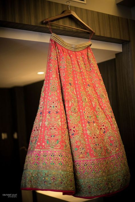 Sohrab & Nidhima (Delhi) (Real Wedding) Gota Patti Lehenga, Raw Silk Lehenga, Indian Bridal Lehenga, Bridal Lehenga Red, Red Lehenga, Patiala Salwar, Indian Lehenga, Lehenga Designs, Indian Attire