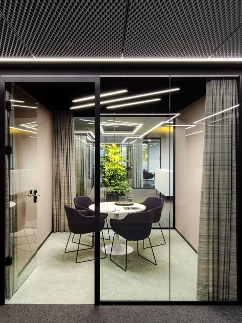 Small Office Meeting Room Design, Meeting Room Small Space, Office Small Meeting Room, Small Meeting Room Ideas, Small Open Office Design, Small Meeting Room Design, Small Meeting Room Office, Small Meeting Table, Meeting Room Design Office