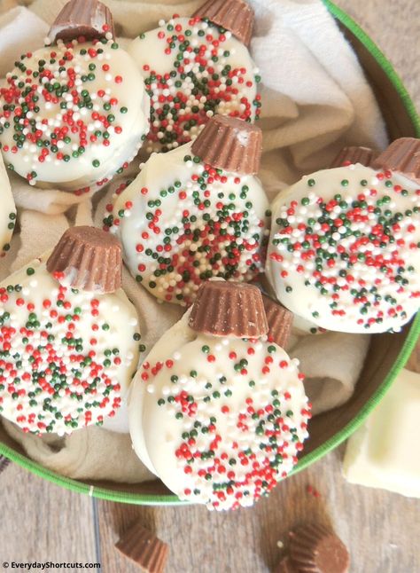 Oreo Ornament Cookies Chocolate Dipped Oreo, Oreo Cookies Dipped, Easy Holiday Desserts, Oreo Fudge, Chocolate Dipped Oreos, Christmas Desserts Easy, Dipped Cookies, Make Ahead Desserts, Ornament Cookies