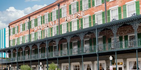 Marshall House - $1500 Savannah Hotels, Savannah Historic District, Haunted Hotels, Historic Savannah, Bistro Restaurant, Visit Savannah, Places In Usa, Downtown Savannah, Haunted Hotel