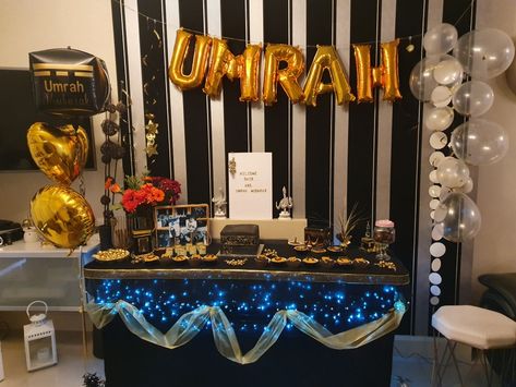 umrah hajj kabba celebration welcome back from hajj Hajj Party Decoration, Hajj Decorations, Umrah Party, Hajj Party, Photo Booth Background, Balloon Arrangements, Eid Ul Adha, Welcome Decor, Balloon Garland