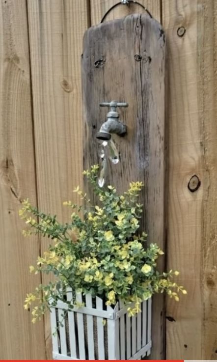 Faucet Planter, Dekoratívne Vence, Recycled Garden Art, Barn Wood Crafts, Recycled Garden, Garden Yard Ideas, Charming Garden, Diy Garden Projects, Rustic Garden Decor