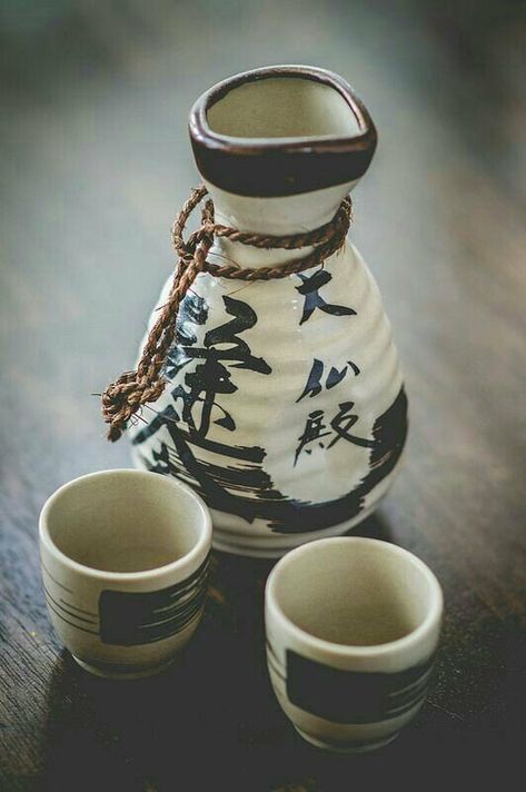 Sake Bar, Dishware Sets, Sake Bottle, Sake Set, Japanese Sake, Rice Wine, Japanese Pottery, Japanese Ceramics, Bottle Design