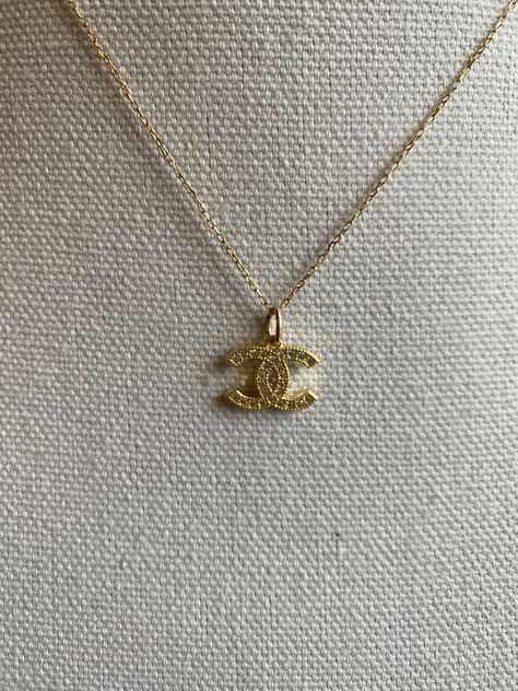 Gold Necklace Chanel, Gold Chanel Jewelry, Chanel Necklace Gold, Chanel Necklace Aesthetic, Channel Necklaces, Chanel Necklace Outfit, Chanel Accessories Jewelry, Gold Chanel Necklace, Necklace Aesthetic Gold