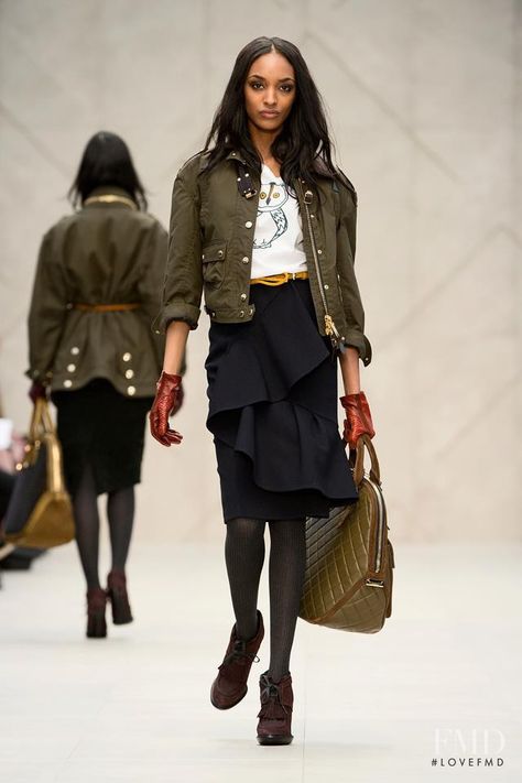 Olive Green Outfit, Burberry Skirt, Canvas Leather Tote Bag, Burberry Tote, Owl T Shirt, Jersey Skirt, Burberry Prorsum, Business Casual Dresses, Green Outfit