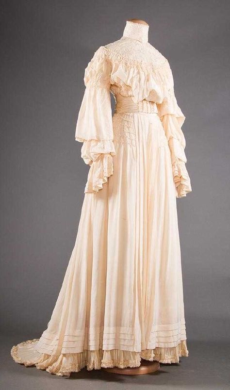 cheyenne boo-ton (*ΦωΦ*) on Twitter: "bring!! back!! tea gowns!!!!… " Edwardian Gowns, Era Victoria, Augusta Auctions, Tea Gown, 1900s Fashion, Women Ideas, Old Fashion Dresses, Edwardian Dress, Old Dresses