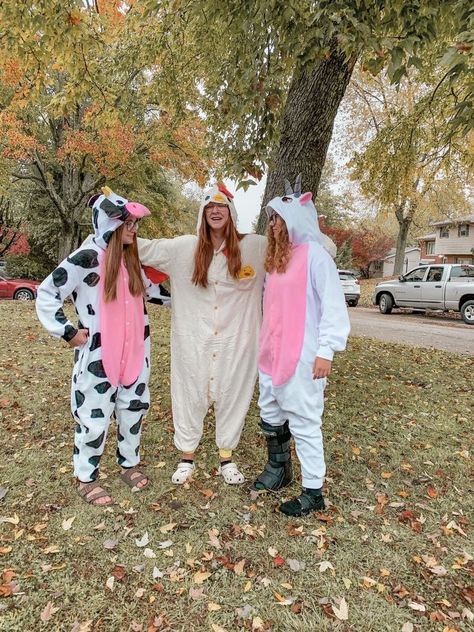 Onsie Halloween Costume Trio, Animal Onesie Halloween Costumes, Onsies Ideas Girl Halloween Teen, Duo Halloween Costumes Onesies, Halloween Costumes Comfy, Halloween Costumes Onesies, Comfy Halloween Costumes, Couple Onesies, Onesie Halloween Costumes