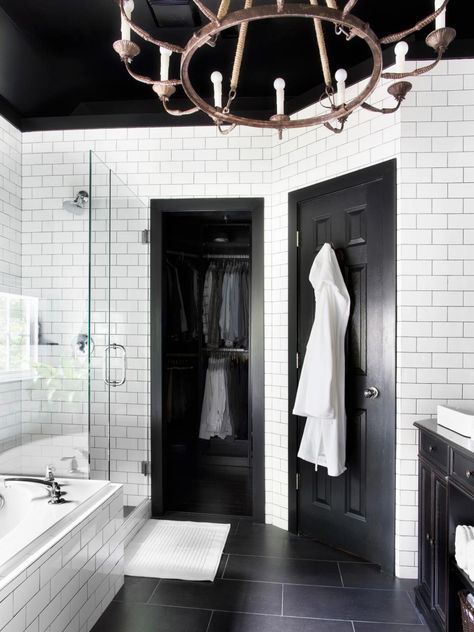 Bathroom Paint Colors That Always Look Fresh and Clean White Subway Tile Bathroom, Trendy Bathroom Tiles, Black And White Bathroom, Subway Tiles Bathroom, White Bathroom Designs, White Subway Tiles, Bathroom Paint Colors, Room Tiles, Bathroom Tile Designs