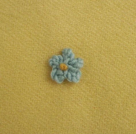 This is how I made the tiny blue flowers on my Posy Cushion . Knitted on 2 needles. Abbreviations: K = Knit St(s) = Stitch(es) tbl = throug... Knitted Flowers Free, Knitting Flowers, Knot Garden, Knitted Flower Pattern, Art Knitting, Rowan Felted Tweed, Crochet Appliques, Stitch Toy, Crocheted Flower