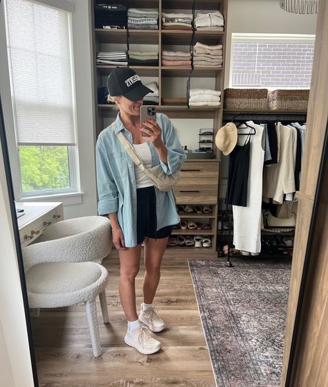 Casual Ball Cap Outfit, Hat Outfit Summer Baseball, Shorts And Baseball Cap Outfit, Women Ball Caps Outfit, Summer Ball Cap Outfits, La Baseball Cap Outfit, Casual Outfit With Baseball Hat, Ball Cap Outfits For Women, Ball Cap Outfit Summer