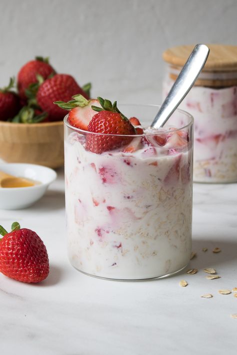 Strawberry Overnight Oats Yogurt Strawberry, Oats With Milk, Oats With Yogurt, Overnight Oats With Yogurt, Strawberry Overnight Oats, Eat Sign, Healthy Oatmeal Recipes, Summer Breakfast, Healthy Strawberry