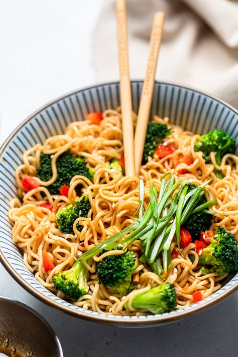 Low Sodium Noodle Recipes, Low Sodium Ramen Noodle Recipes, Vegan Noodle Recipes, Meals Summer, Vegan Noodles Recipes, Vegan Broccoli, Vegan Noodles, Clean Foods, Ramen Recipe