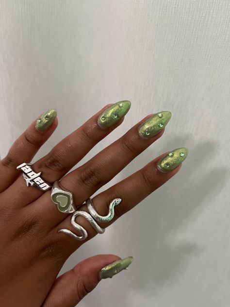 Peridot Colored Nails, Green Chrome Square Nails, Green Chrome Nail Designs, Tiana Nails Princess, Pastel Green Chrome Nails, Brat Green Nails, Blue And Green Aura Nails, Green And Pink Nail Ideas, Green Nails With Pearls