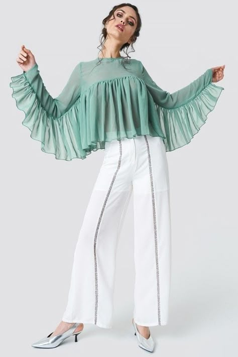 Ruffles On Sleeves, Fashion Design Tops, Sleeve Ideas For Dresses, Sleeves Design For Dresses, Top Sleeves Design, Sleeve Designs Fashion, Green Pant Outfit, Fancy Top Design, Stylish Top Design