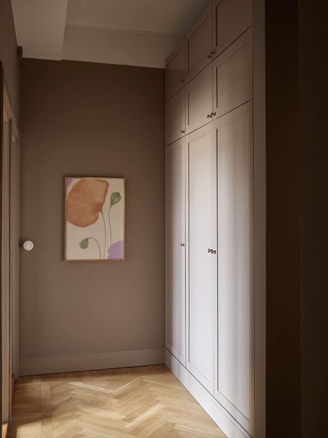 Brown Ceiling Paint, Light Brown Walls, Hall Colour Ideas, Brown Bedroom Walls, Light Brown Bedrooms, Warm Bedroom Colors, Nordic Apartment, Brown Paint Colors, Hallway Paint