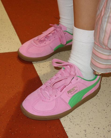 #puma #fashion Puma Vintage Shoes, Pink Puma Shoes Outfit, Puma Palermo Pink, Pink Shoes Outfit, Puma Fashion, Puma Palermo, Sneakers Trendy, Cool Sneakers, Pink Pumas