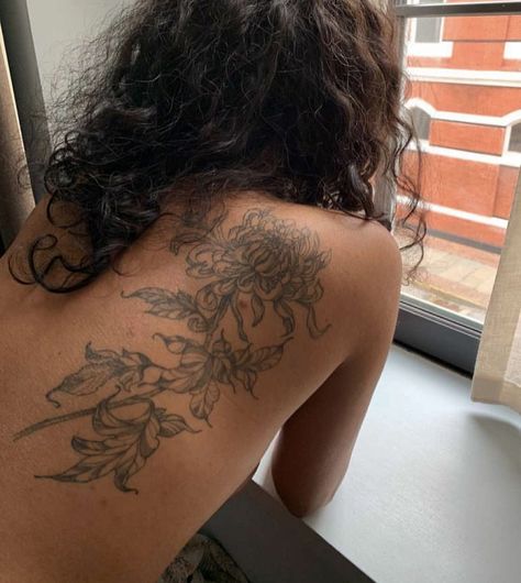 Crysanthemum Tattoo Half Sleeve, Floral Tattoo Design Stencil, Off Center Back Tattoo, Celestial Flower Tattoo, Tattoo Designs Of Women, Chrysanthemum Tattoo Back, Scapula Tattoos For Women, Big Rib Tattoos For Women, Sholdertatoos Women