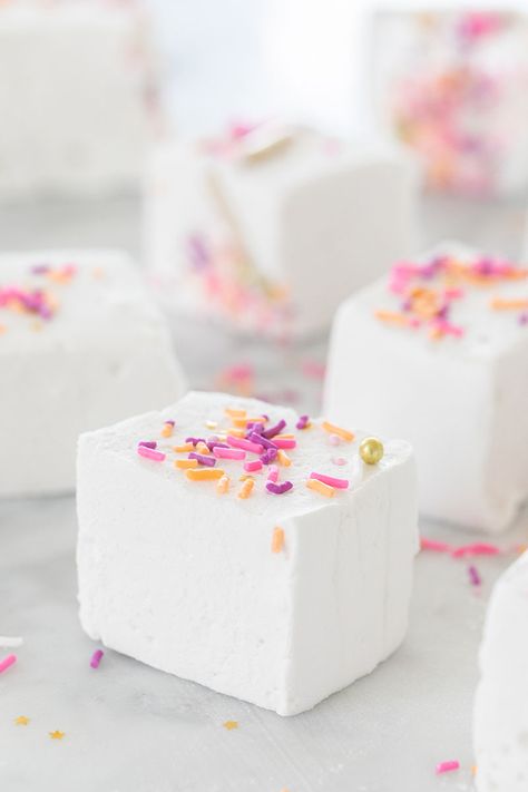 Best Marshmallow Recipe, Large Marshmallows, Homemade Marshmallow Recipe, Marshmallow Recipe, Marshmallow Bars, Homemade Marshmallow, Hot Chocolate Marshmallows, Eating Alone, Recipes With Marshmallows