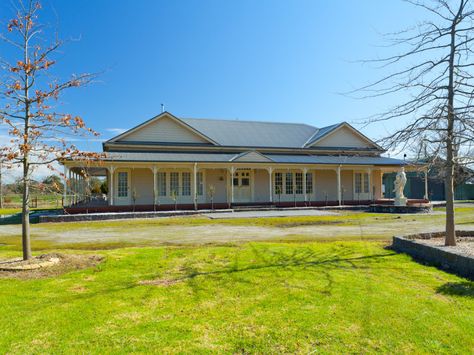 This isn't a Harkaway - but they have banks of French Doors on the front (no windows). Harkaway Homes, Maleny Manor, The Block 2022, Australian Homestead, Australian Country Houses, Best Floor Plans, Hamptons House Exterior, 4 Bedroom Cottage, Front Of Home